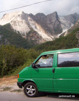 VW T4 Bulli vor den Marmorhügeln von Carrara