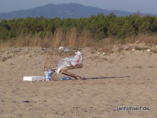 Müll am Strand von Viareggio